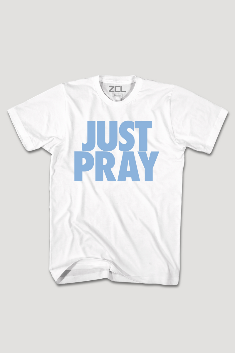 Just Pray Tee (poederblauw logo)