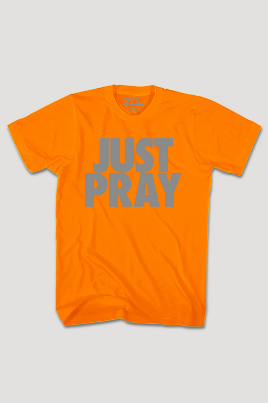 Just Pray Tee (grijs logo)