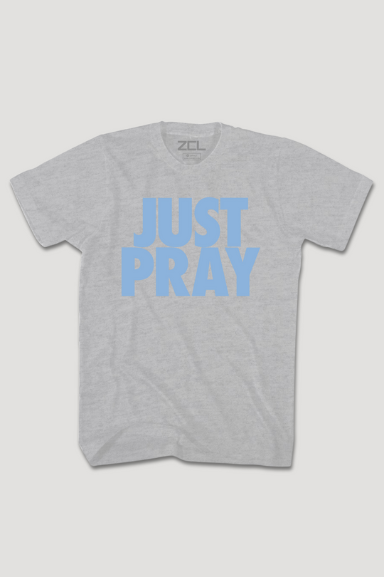 Just Pray Tee (poederblauw logo)