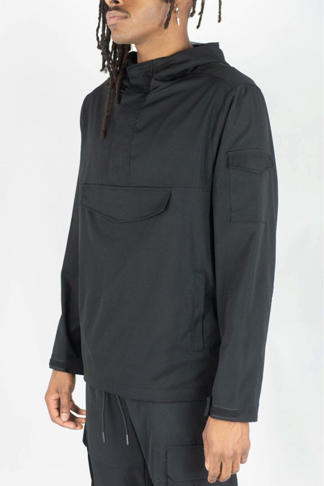 Stevige nylon anorak hoodie (zwart)